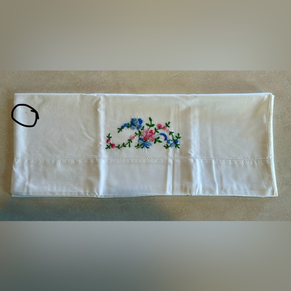 Pair of Vintage Hand Embroidered Pillowcases, floral design - Picture 9 of 9